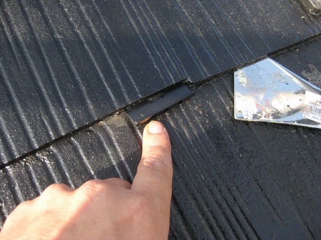 スレート板の間にタスペーサーを差し込み